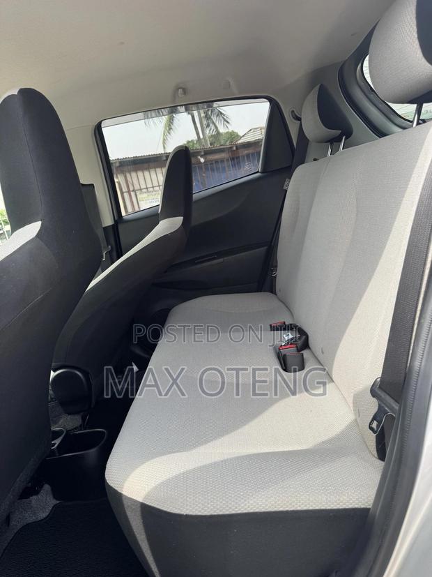 Toyota Vitz 1.0 FWD 3dr 2013 Silver photo 4