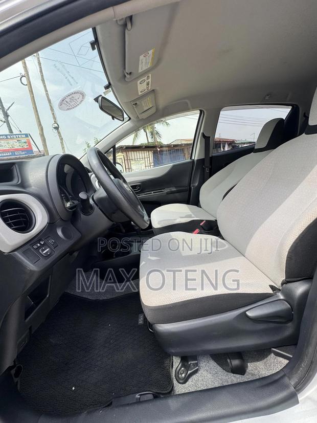 Toyota Vitz 1.0 FWD 3dr 2013 Silver photo 8