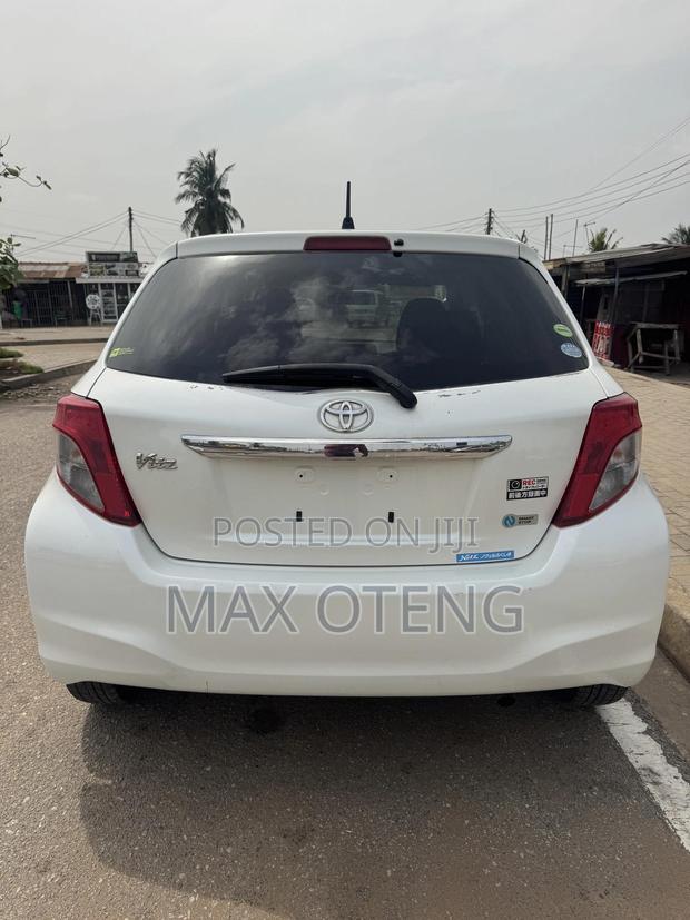 Toyota Vitz 1.3 AWD 3dr 2013 White photo 2
