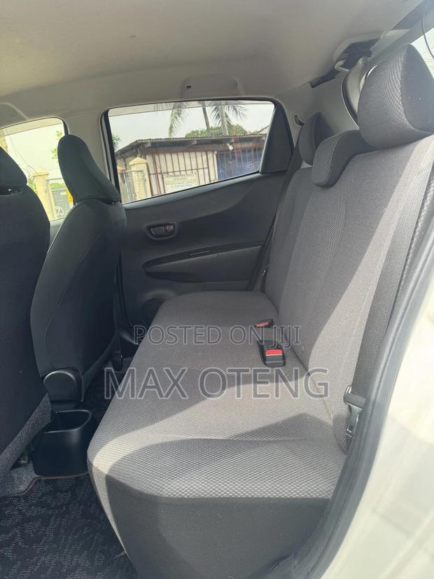 Toyota Vitz 1.3 AWD 3dr 2013 White photo 3