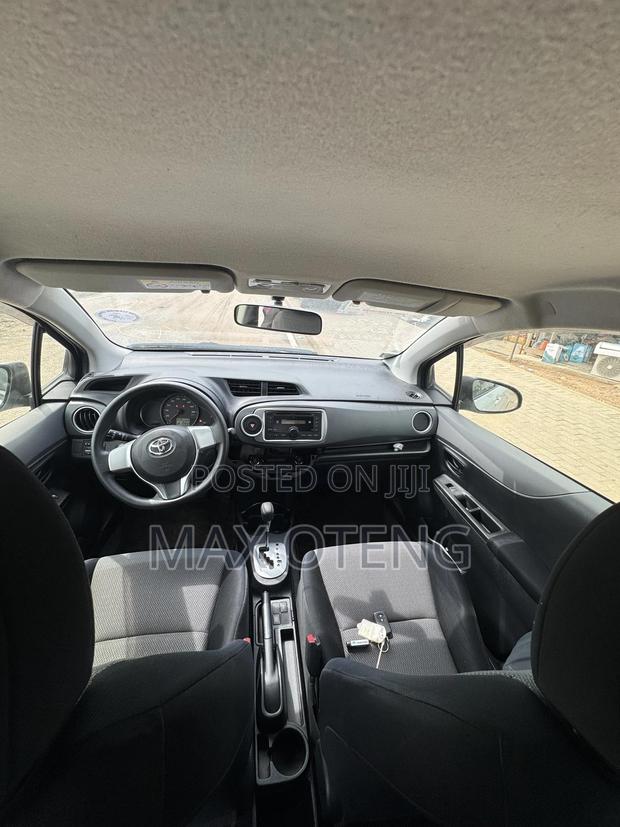 Toyota Vitz 1.3 AWD 3dr 2013 White photo 5