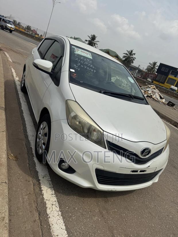 Toyota Vitz 1.3 AWD 3dr 2013 White photo 7