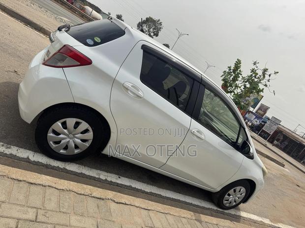 Toyota Vitz 1.3 AWD 3dr 2013 White photo 6