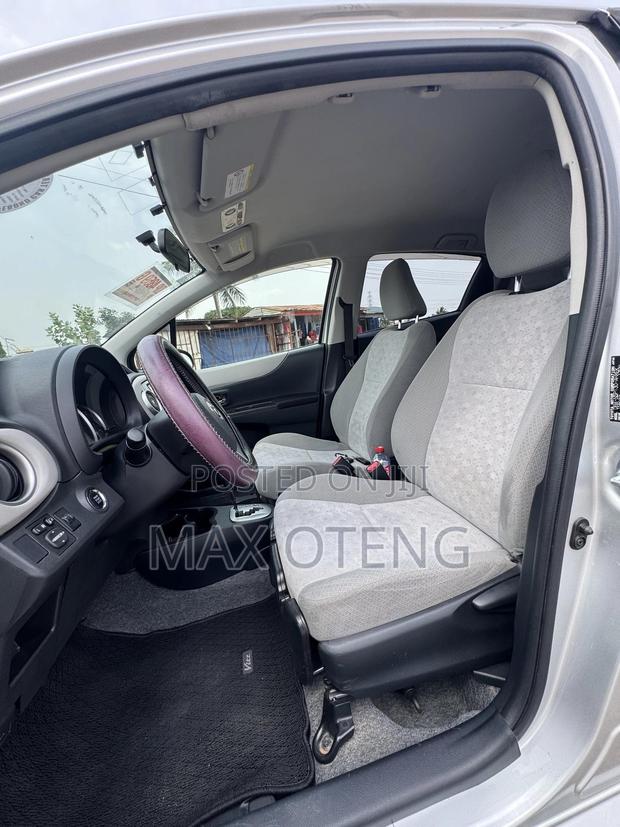 Toyota Vitz 1.3 AWD 3dr 2013 Silver photo 4