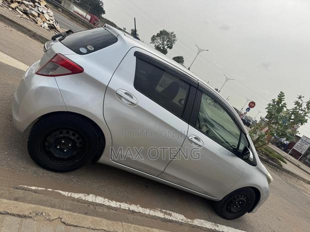 Toyota Vitz 1.3 AWD 3dr 2013 Silver photo 3