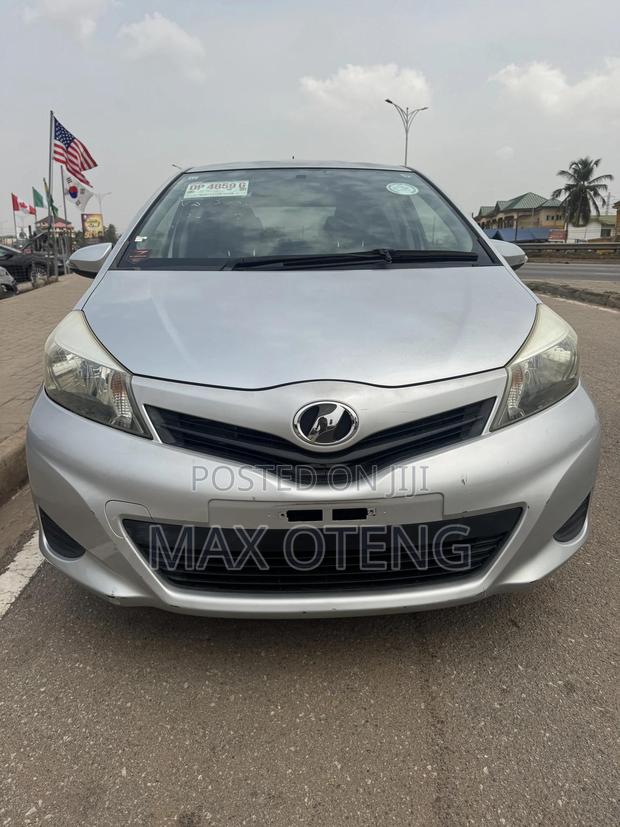 Toyota Vitz 1.3 AWD 3dr 2013 Silver photo 8
