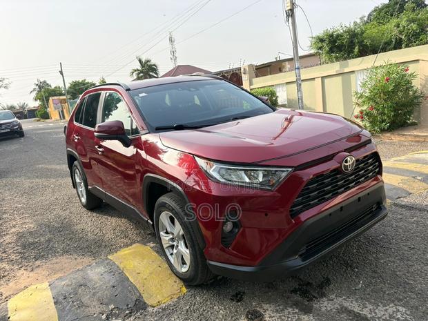 Toyota RAV4 XLE 2021 Red