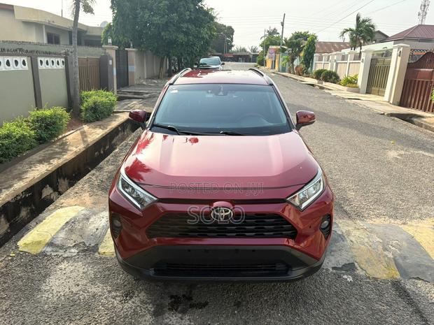 Toyota RAV4 XLE 2021 Red