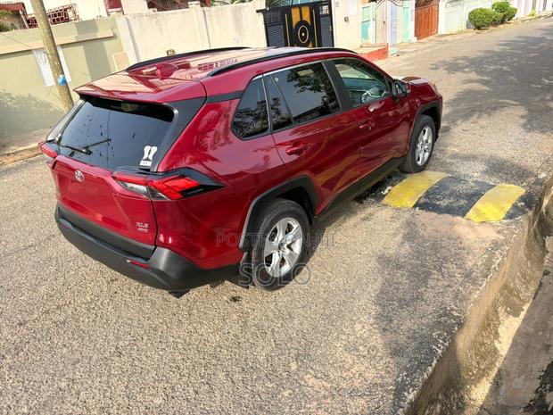 Toyota RAV4 XLE 2021 Red