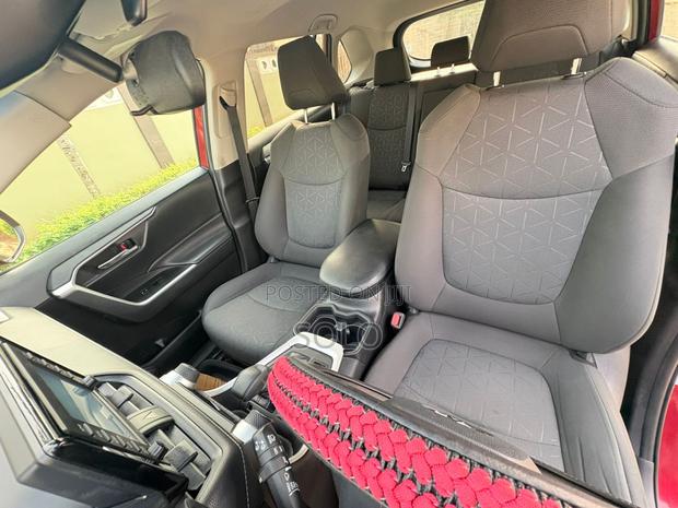 Toyota RAV4 XLE 2021 Red