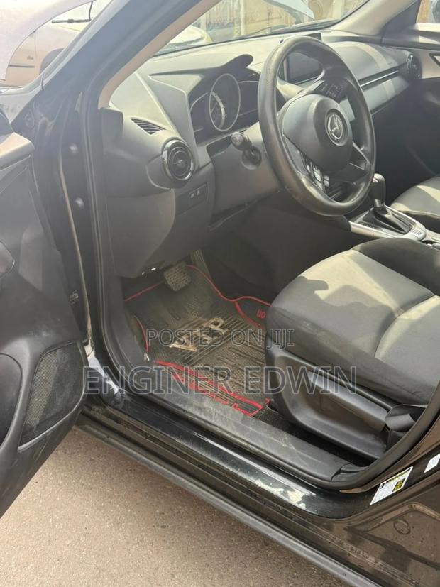 Mazda 2 2017 Black photo 4