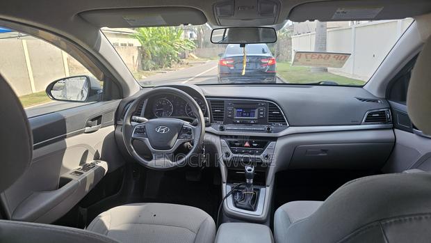 Hyundai Elantra Limited Sedan FWD (2.0L 4cyl 6A) 2017 Blue photo 4