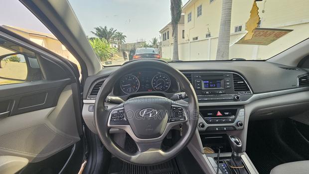 Hyundai Elantra Limited Sedan FWD (2.0L 4cyl 6A) 2017 Blue photo 6