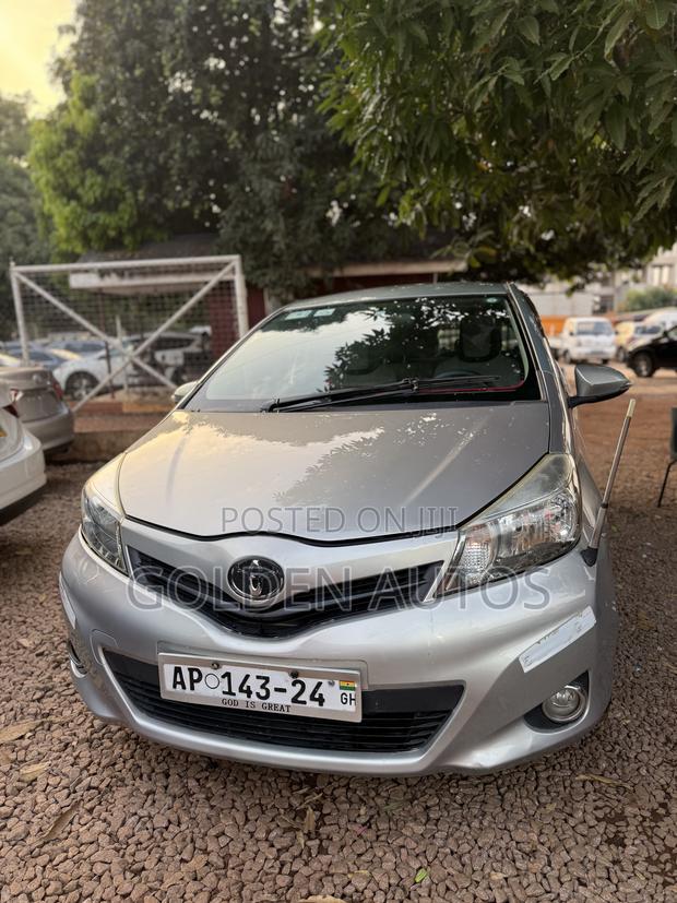 Toyota Vitz 1.3 FWD 5dr 2013 Silver