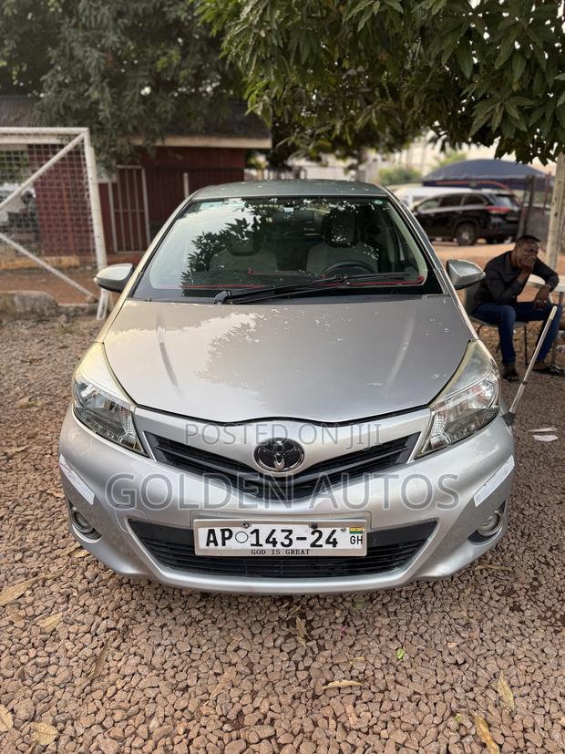 Toyota Vitz 1.3 FWD 5dr 2013 Silver