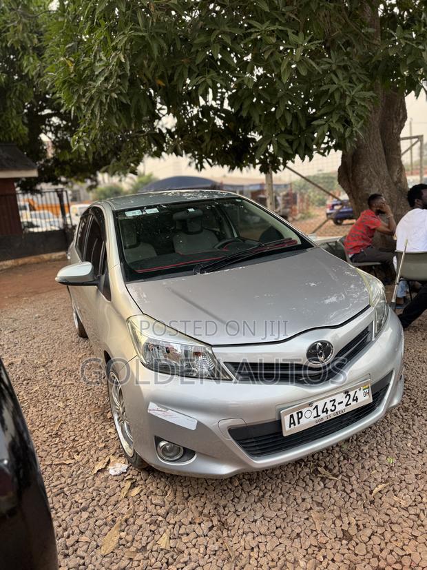Toyota Vitz 1.3 FWD 5dr 2013 Silver