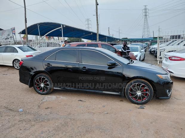 Toyota Camry SE Sport 4dr Sedan w/Prod. End 11/13 (2.5L 4cyl 6A) 2014