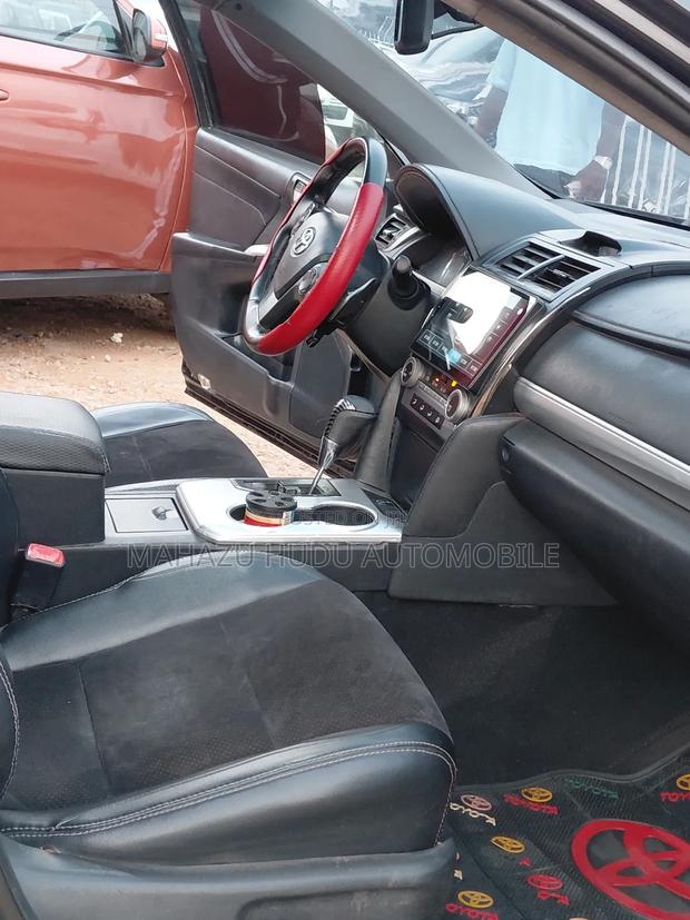 Toyota Camry SE Sport 4dr Sedan w/Prod. End 11/13 (2.5L 4cyl 6A) 2014