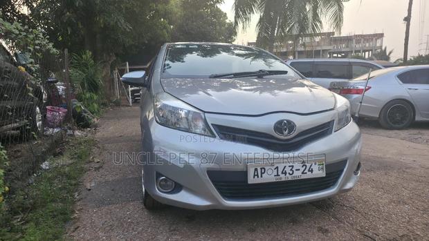 Toyota Vitz 1.3 AWD 3dr 2013 Silver photo 2