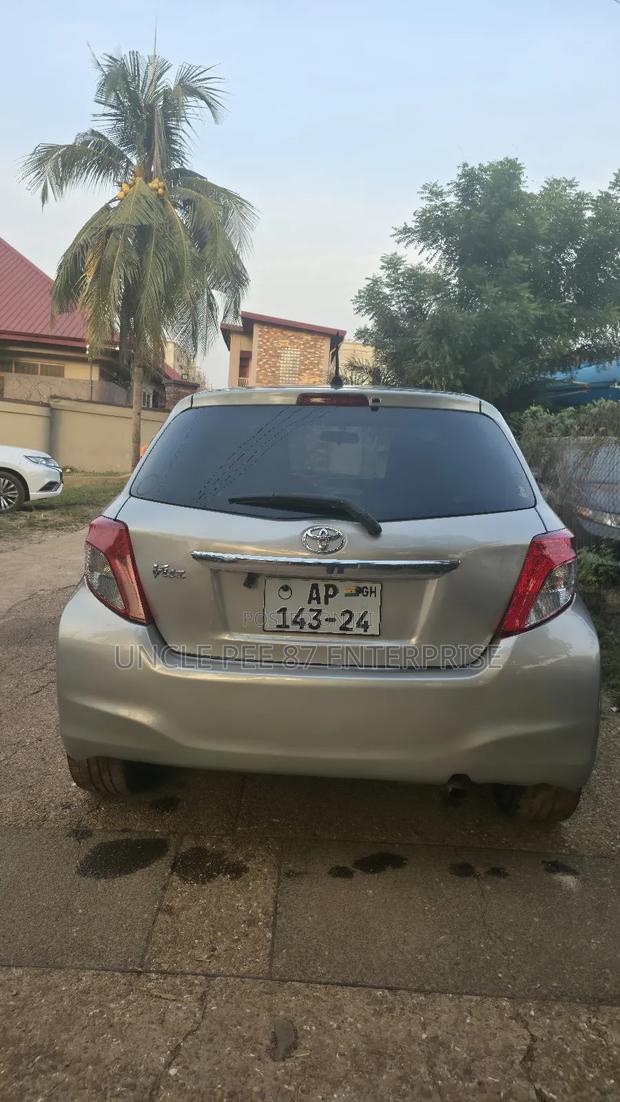 Toyota Vitz 1.3 AWD 3dr 2013 Silver photo 3