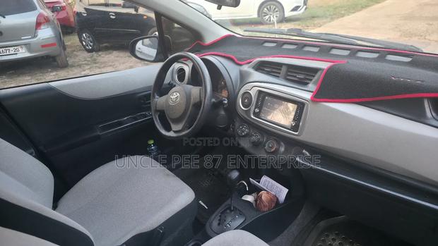 Toyota Vitz 1.3 AWD 3dr 2013 Silver photo 8