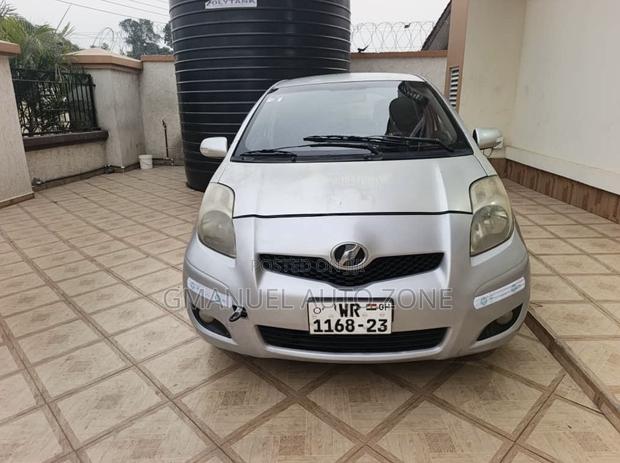Toyota Vitz 2010 Silver