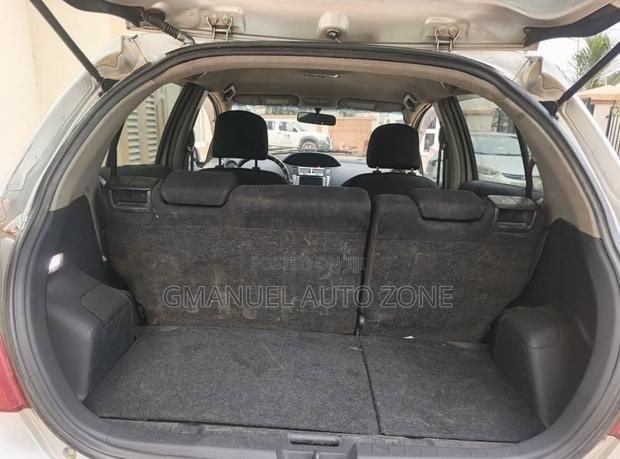 Toyota Vitz 2010 Silver photo 3