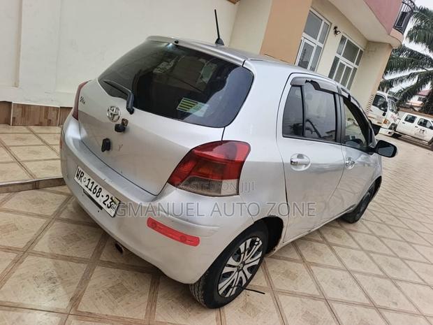 Toyota Vitz 2010 Silver photo 4