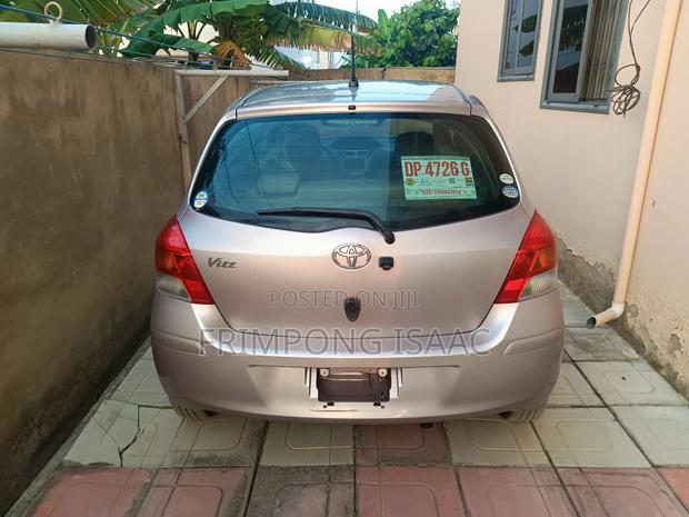 Toyota Vitz 1.3 FWD 5dr 2010 Silver photo 2