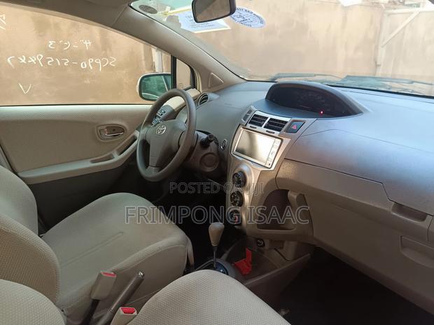 Toyota Vitz 1.3 FWD 5dr 2010 Silver photo 5