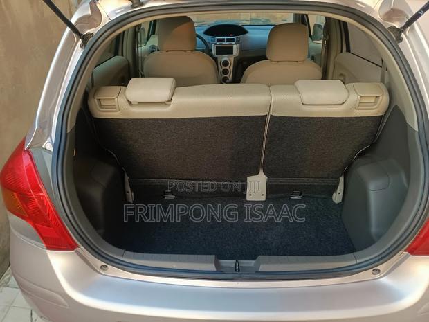Toyota Vitz 1.3 FWD 5dr 2010 Silver photo 6