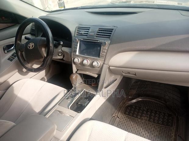 Toyota Camry LE 4dr Sedan (2.5L 4cyl 6A) 2011 Black photo 2