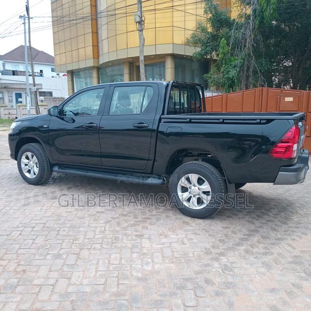 Toyota Hilux 2025 Black