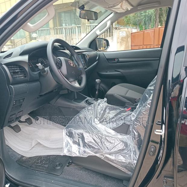 Toyota Hilux 2025 Black