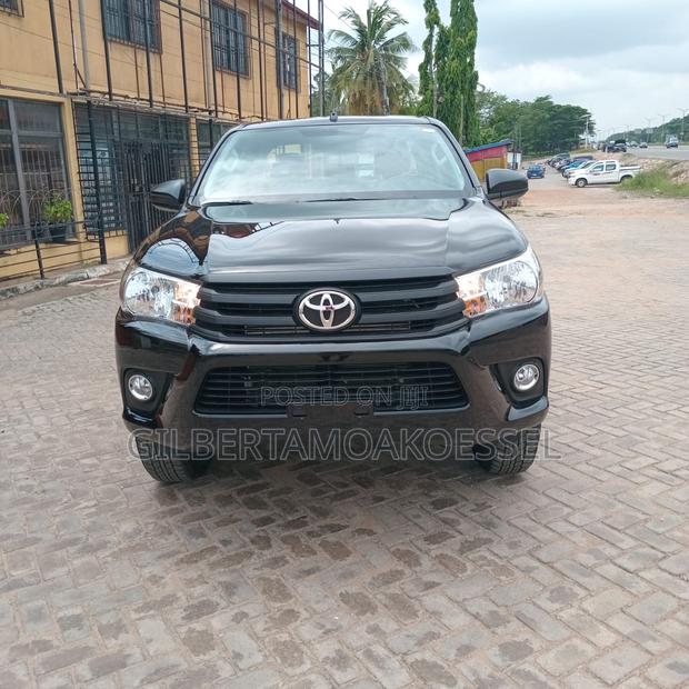 Toyota Hilux 2025 Black