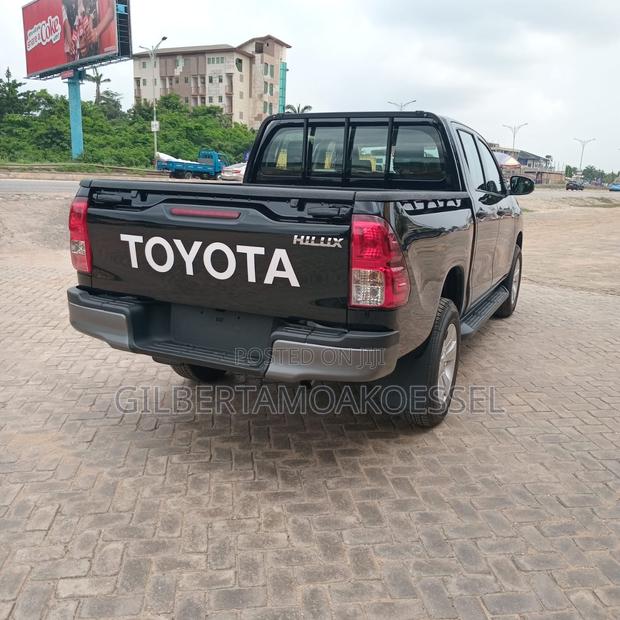 Toyota Hilux 2025 Black