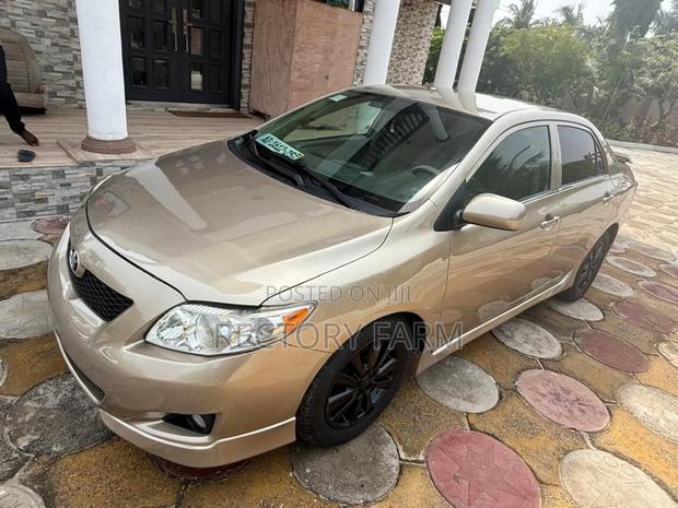 Toyota Corolla XLE 4dr Sedan (1.8L 4cyl 4A) 2010 Gold photo 2