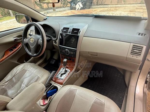 Toyota Corolla XLE 4dr Sedan (1.8L 4cyl 4A) 2010 Gold photo 8