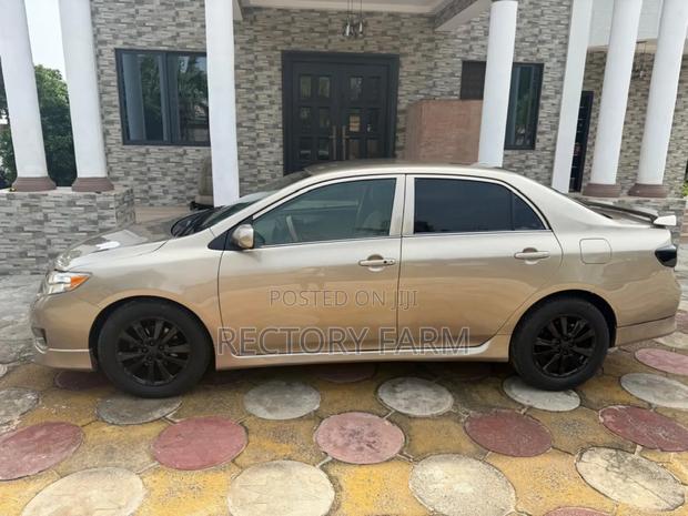 Toyota Corolla XLE 4dr Sedan (1.8L 4cyl 4A) 2010 Gold photo 4