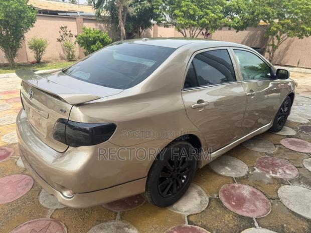Toyota Corolla XLE 4dr Sedan (1.8L 4cyl 4A) 2010 Gold photo 3