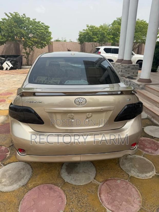 Toyota Corolla XLE 4dr Sedan (1.8L 4cyl 4A) 2010 Gold photo 5
