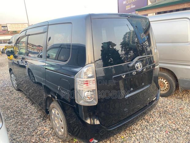 Toyota Voxy 2013 Black photo 4