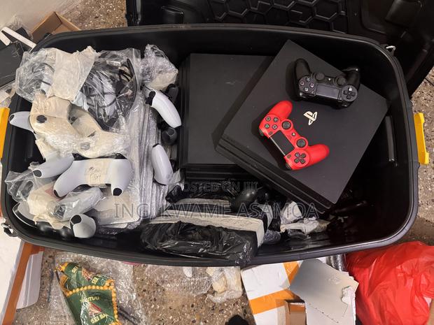 Playstation 4 Pro Uk Used With 2 Controllers photo 2