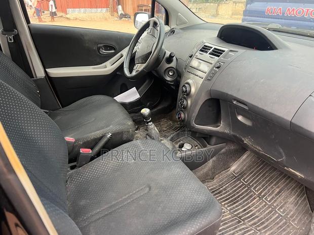 Toyota Yaris 2010 Black photo 6