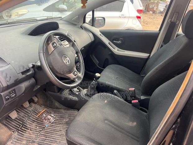 Toyota Yaris 2010 Black photo 8