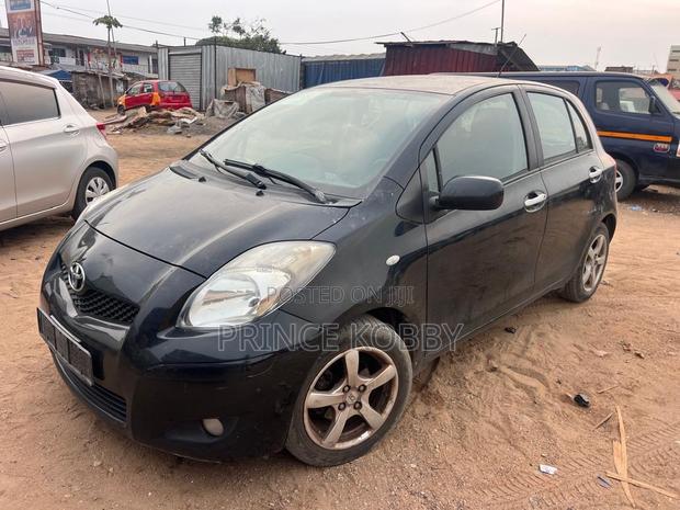 Toyota Yaris 2010 Black photo 2