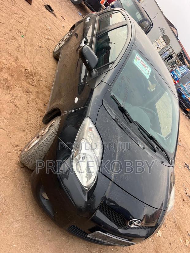 Toyota Yaris 2010 Black photo 3