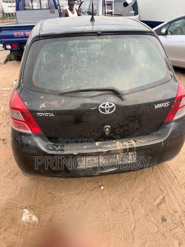 Toyota Yaris 2010 Black photo 5