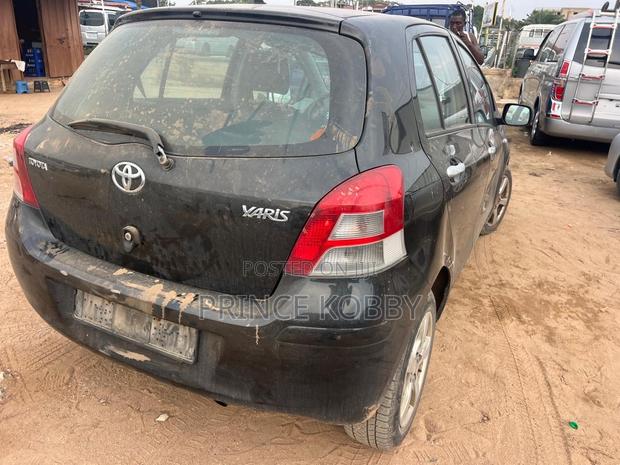 Toyota Yaris 2010 Black photo 4