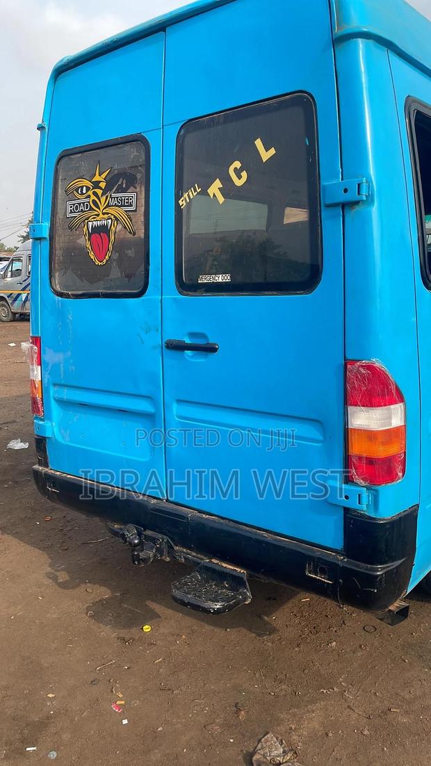 Mercedes-Benz Sprinter 2004 Blue photo 2
